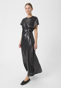 Zwarte, metalen jurk tot de knie met korte mouwen en een gedraaide knoopdetail bij de taille. Glad textuur en comfortabele pasvorm.