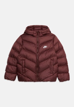 Bordeauxrote wattierte Kapuzenjacke mit Frontreißverschluss, Seitentaschen und weißem Nike-Logo auf der linken Brust.