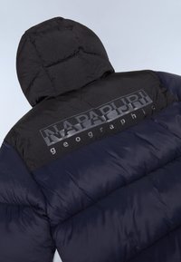 Námořnická modrá péřová bunda s černou kapucí, vybavená lesklým logem "NAPAPIJRI geographic" na zadní straně a prošívanou texturou.