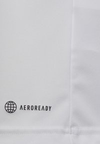 Biała sportowa koszulka z gładkiego materiału, z czarnym logo "AEROREADY" i wzorem kuli ziemskiej w dolnym lewym rogu.