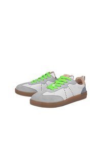 Sneaker mit einem Obermaterial aus weißem Leder, grauen Wildleder-Akzenten, neongrünen Schnürsenkeln und einer braunen Gummisohle; verfügt über perforierte Details an den Seiten.