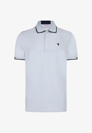 Lyseblå poloshirt med korte ærmer, sort kant på krave og ærmekanter, to knapper og lille fuglelogo på venstre bryst.