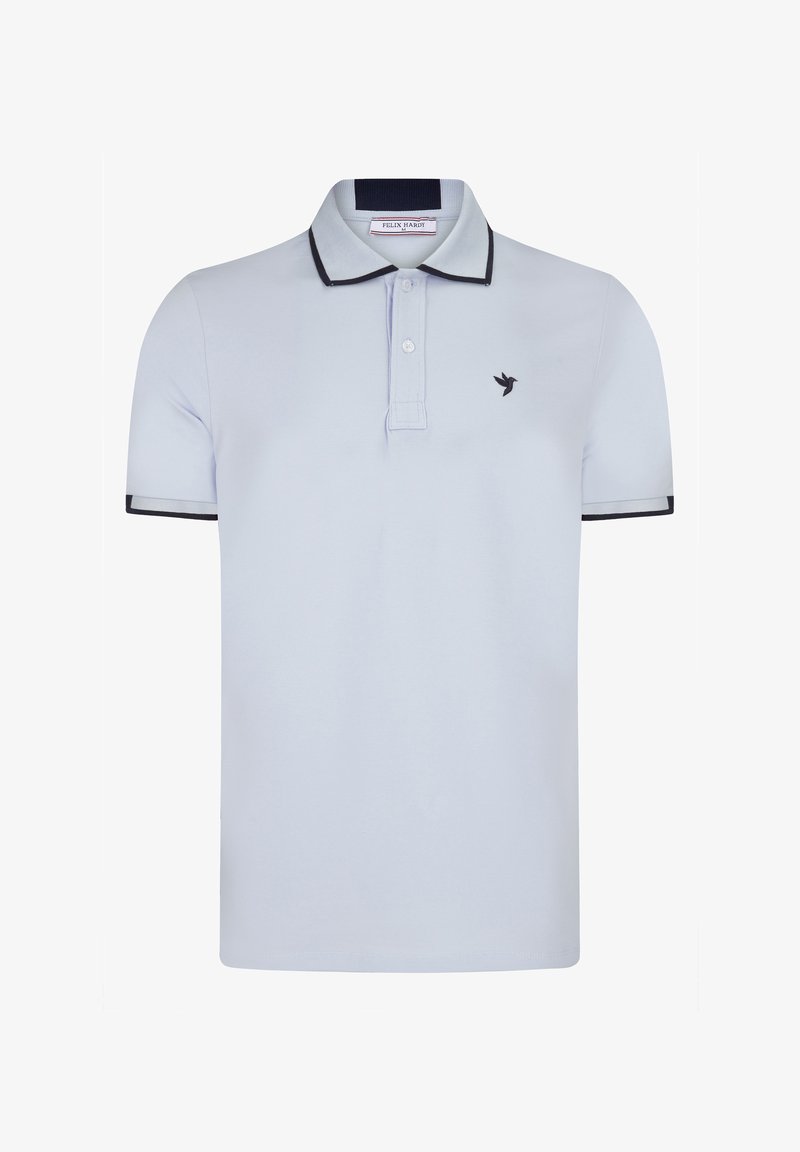 Polo bleu clair à manches courtes avec col et bords de manches avec bordure noire, deux boutons et petit logo d’oiseau sur la poitrine gauche.