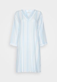 Túnica azul clara com riscas brancas verticais, decote em V e mangas três quartos. Tecido suave e texturizado com um delicado acabamento branco nas mangas.
