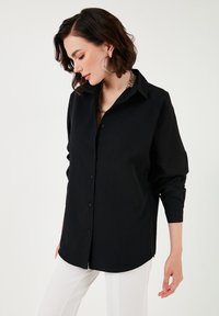 LELA Užsagstoma palaidinė - black