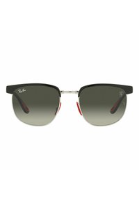 Occhiali da sole Ray-Ban con montatura nera, lenti grigie sfumate e accenti rossi sulle estremità delle tempie. Presentano un design elegante e angolare.