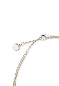 Pulsera de cadena de plata con un diseño en capas, que cuenta con un cierre de langosta y un charm redondo grabado con "ALLSAINTS". Textura suave.
