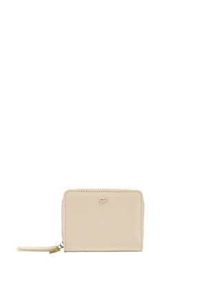 Beżowy prostokątny portfel z suwakiem i małym wytłoczonym logo, wyposażony w pasek na nadgarstek przymocowany do suwaka.