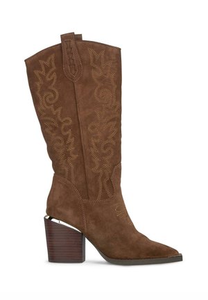 Stivale western in camoscio marrone a metà polpaccio con cuciture decorative, punta appuntita e tacco a blocco impilato con accento metallico.