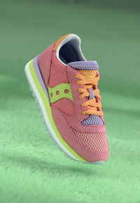 Lyserød sneakers lavet af mesh og ruskind, med orange snørebånd, grønne detaljer, lilla hæl og hvid sål.