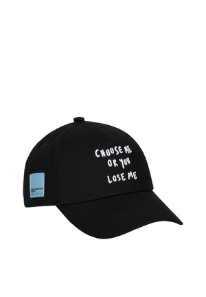 Czarna czapka baseballowa z białym haftowanym napisem "CHOOSE ME OR YOU LOSE ME" i małą niebieską metką po boku.
