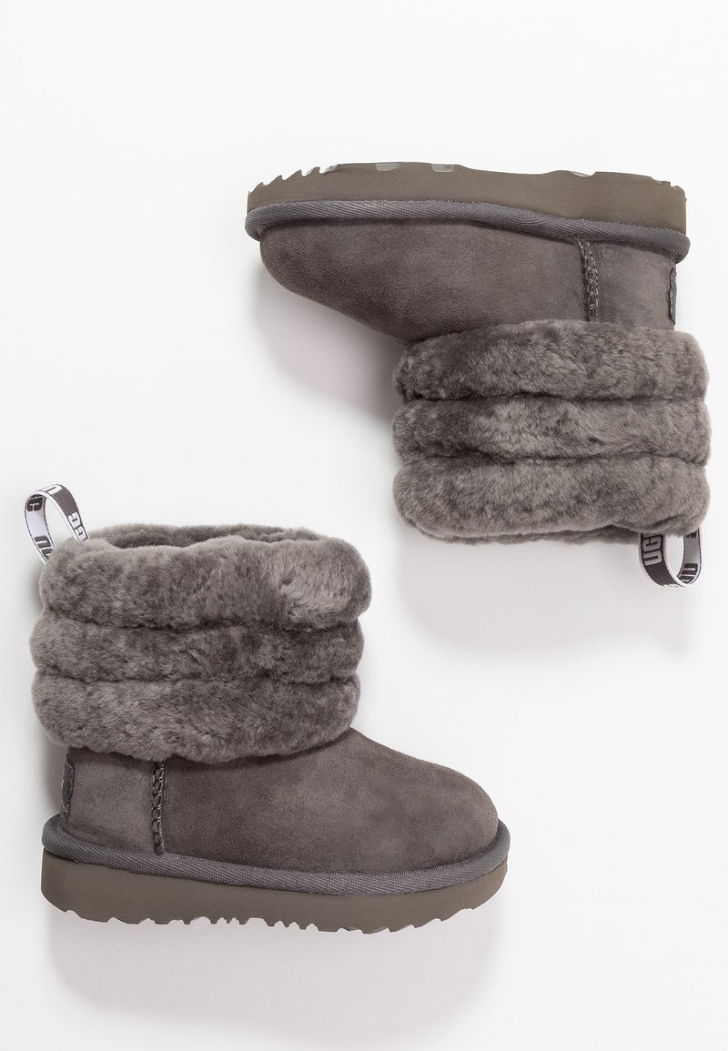 Paire de bottes d'hiver en daim gris avec larges poignets en polaire à rabat et semelles en caoutchouc, vues de dessus et de côté sur fond blanc.