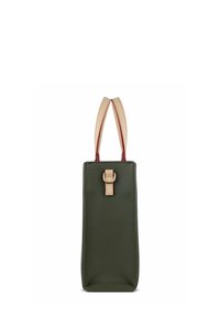 Borsa verde in pelle con una forma rettangolare strutturata, dotata di una tracolla color nocciola e un accento in metallo dorato sul davanti.