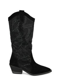 Bota de vaquero de ante negro con un patrón de diamante texturizado, punta afilada, costuras decorativas y un tacón bajo.