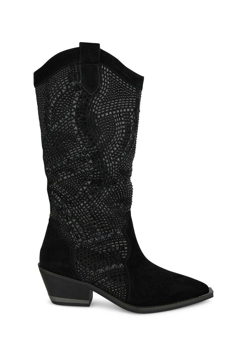 Bota de vaquero de ante negro con un patrón de diamante texturizado, punta afilada, costuras decorativas y un tacón bajo.