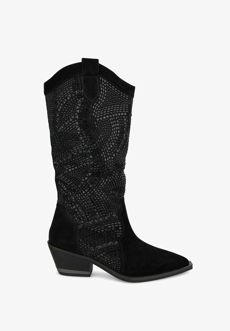 Bota de vaquero de ante negro con un patrón de diamante texturizado, punta afilada, costuras decorativas y un tacón bajo.