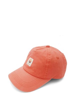Lachsrosa Baseballkappe mit gebogenem Schirm und kleinem Patch mit Sonnenuntergangsdesign auf der Vorderseite.