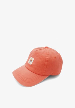 Lachsrosa Baseballkappe mit gebogenem Schirm und kleinem Patch mit Sonnenuntergangsdesign auf der Vorderseite.