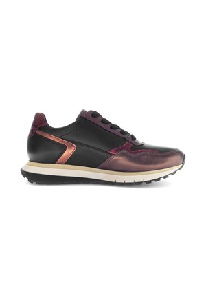 Sneakers met een zwart leren bovenwerk, metalen rooskleurige accenten, gestructureerde donkerburgundy details, ronde neus en een wit en zwart rubberen zool.