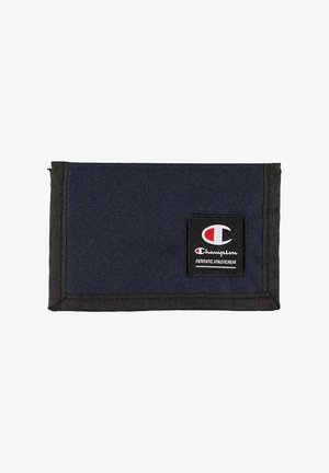 Portafoglio triplo blu navy con rifinitura nera, con patch logo Champion e testo "Authentic Athleticwear" sul davanti.