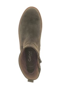 Botín de ante marrón con punta redondeada, cremallera lateral y plantilla acolchada etiquetada "Gabor comfort."