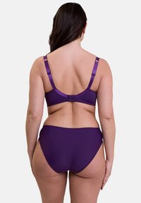 Ensemble de soutien-gorge et culotte assortis de couleur violette en tissu lisse. Le soutien-gorge possède des bretelles ajustables et une fermeture à crochets ; la culotte a une bordure découpée.