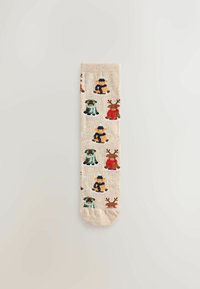 Beige sok met gebreide patronen van dieren in winterkleding, waaronder rendieren en honden, met kleurrijke accenten en een geribde manchet.