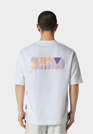 Hvid kortærmet t-shirt med et flerfarvet abstrakt design på ryggen i lys orange, lilla og beige. Glat stoftekstur.