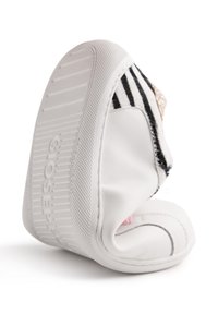 Basket en cuir synthétique blanc avec une tige texturée et à motifs noir et blanc. Dispose d'une semelle en caoutchouc et de détails cousus.