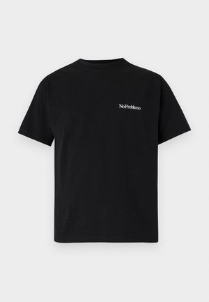 Fekete rövid ujjú póló fehér „No Problemo” felirattal a bal felső mellrészen, egyszínű háttér.