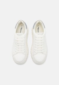 Tamaris Športni copati - white/silver