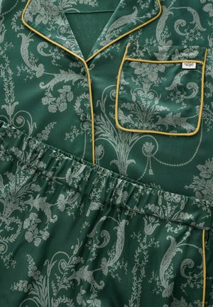 Zielony piżama w kwiatowy wzór, wykonana z miękkiego materiału, z kołnierzykiem, żółtymi lamówkami, zapinana na guziki z przodu oraz elastycznym pasem.