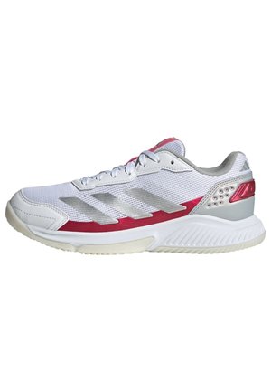 Chaussure de sport blanche avec des rayures argentées, des accents rouges, une tige en mesh, un col rembourré et une semelle blanche texturée.