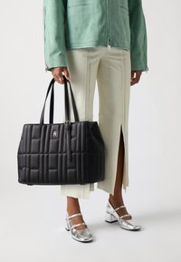 Tommy Hilfiger FEMININE TOTE - Håndtasker - black