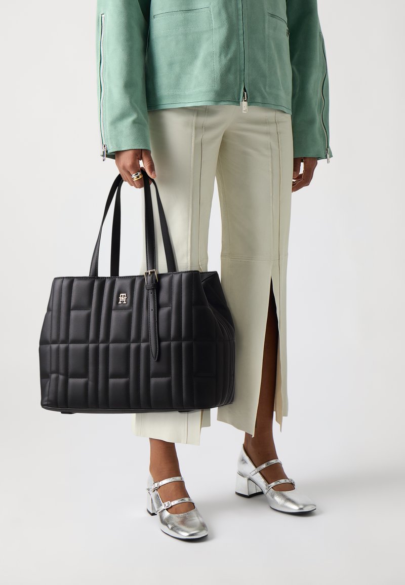 Tommy Hilfiger FEMININE TOTE - Håndtasker - black