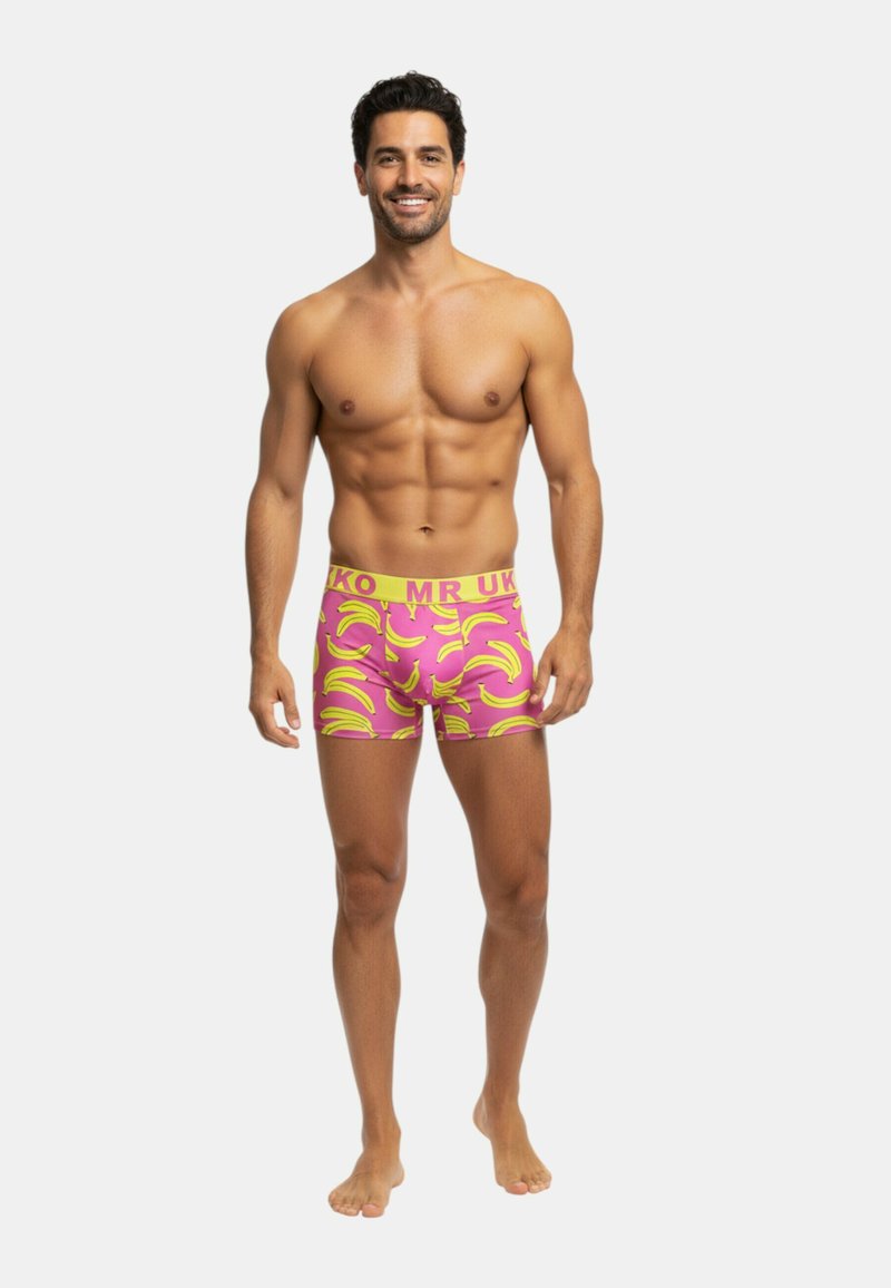 Roze boxershorts met een gele bananenpatroon, elastische tailleband met de tekst "MR UK", slim fit ontwerp, gladde textuur, casual stijl.