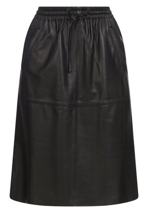 Falda de cuero negra con cintura elástica y cordón ajustable, que cuenta con dos bolsillos laterales y una textura suave. Diseño hasta la rodilla.