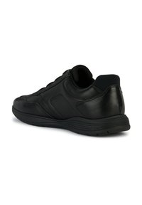 Scarpa sportiva nera con tomaia in pelle liscia e colletto imbottito, dotata di suola in gomma testurizzata e delicati dettagli cuciti.