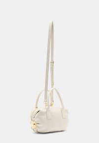 Borsa a mano in pelle bianca con forma arrotondata, caratterizzata da un accento annodato, manici superiori e una tracolla regolabile e removibile con hardware dorato.