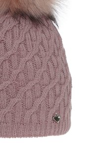 Cappello a maglia color rosa tenue con motivo a cavo diagonale testurizzato e pon pon in pelliccia sintetica sulla sommità. Presenta un piccolo dettaglio logo metallico.