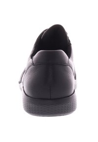 Zwarte leren sneaker met een gladde textuur, een lage profiel, een ronde neus en een getextureerde rubberen zool met minimale stikseldetails.