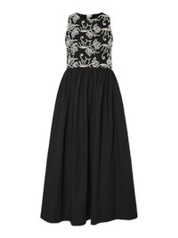 Μαύρο φόρεμα με εφαρμοστή κεντημένη κορυφή που διαθέτει floral σχέδια. Η φούστα είναι φουσκωτή και πλισέ, κατασκευασμένη από ελαφρύ ύφασμα.