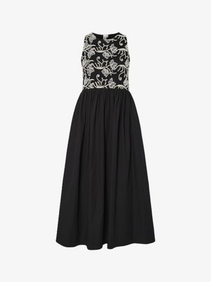 Schwarzes Kleid mit einem taillierten, bestickten Oberteil, das Blumenmuster aufweist. Der Rock ist weit und plissiert, aus leichtem Stoff gefertigt.