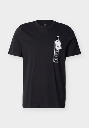 Svart bomulls-T-shirt med en vit grafik med text och en taggdesign på vänstra bröstområdet. Korta ärmar och rund halsringning.