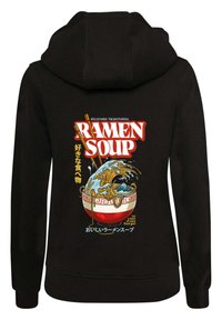 Sudadera negra con un gráfico colorido de sopa ramen, un tazón con olas y palillos, realzado con texto en blanco y naranja.