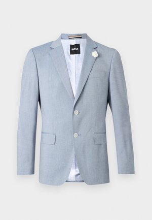 Blazer bleu clair pour homme avec col à revers cranté, deux poches avant à rabat, deux boutons, épingle fleur blanche et étiquette BOSS à l’intérieur du col.