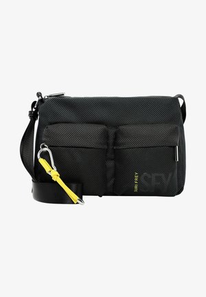Zwart gestructureerde crossbodytas met twee voorvakken, verstelbare band en een gele sleutelhanger bevestigd aan een zilveren karabijnhaak.