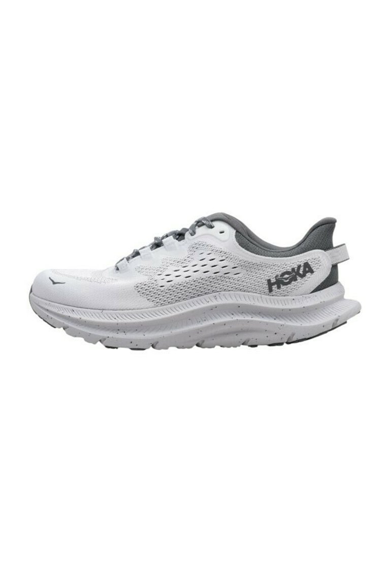 Scarpe da corsa bianche con accenti grigi; parte superiore in rete, suola ammortizzata e tallone rinforzato. Presenta un logo riflettente e motivi testurizzati sulla suola intermedia.