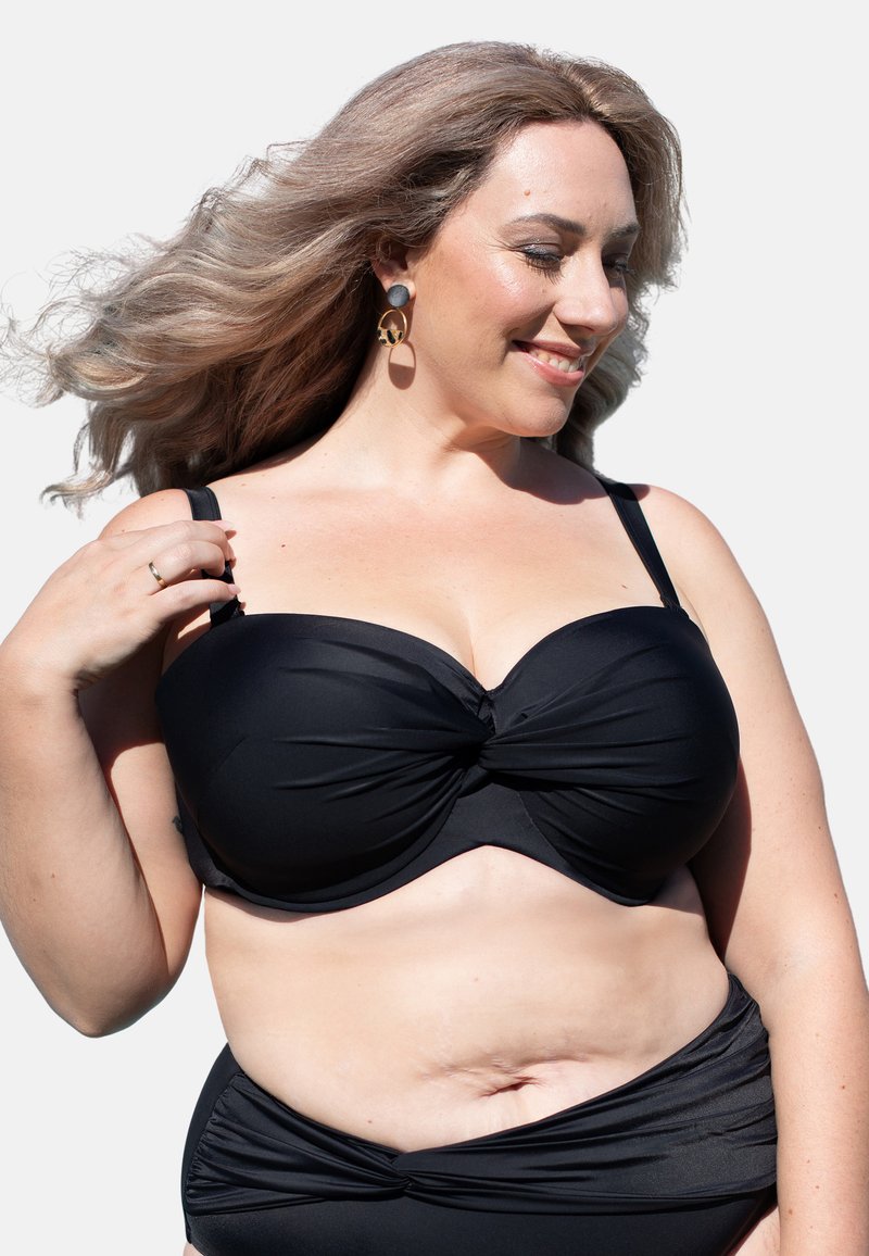 Schwarzes Bikini-Set mit einem verdrehten Knotendetail am Oberteil und einem hochtaillierten Slip, gefertigt aus glattem, elastischem Material.