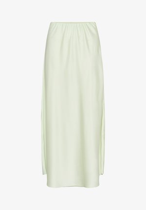Larga falda de satén verde pálido con cintura elástica y aberturas laterales sobre un fondo blanco liso.
